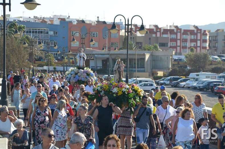 Paso de la procesión por el paseo marítimo de Melenara (Foto TA)